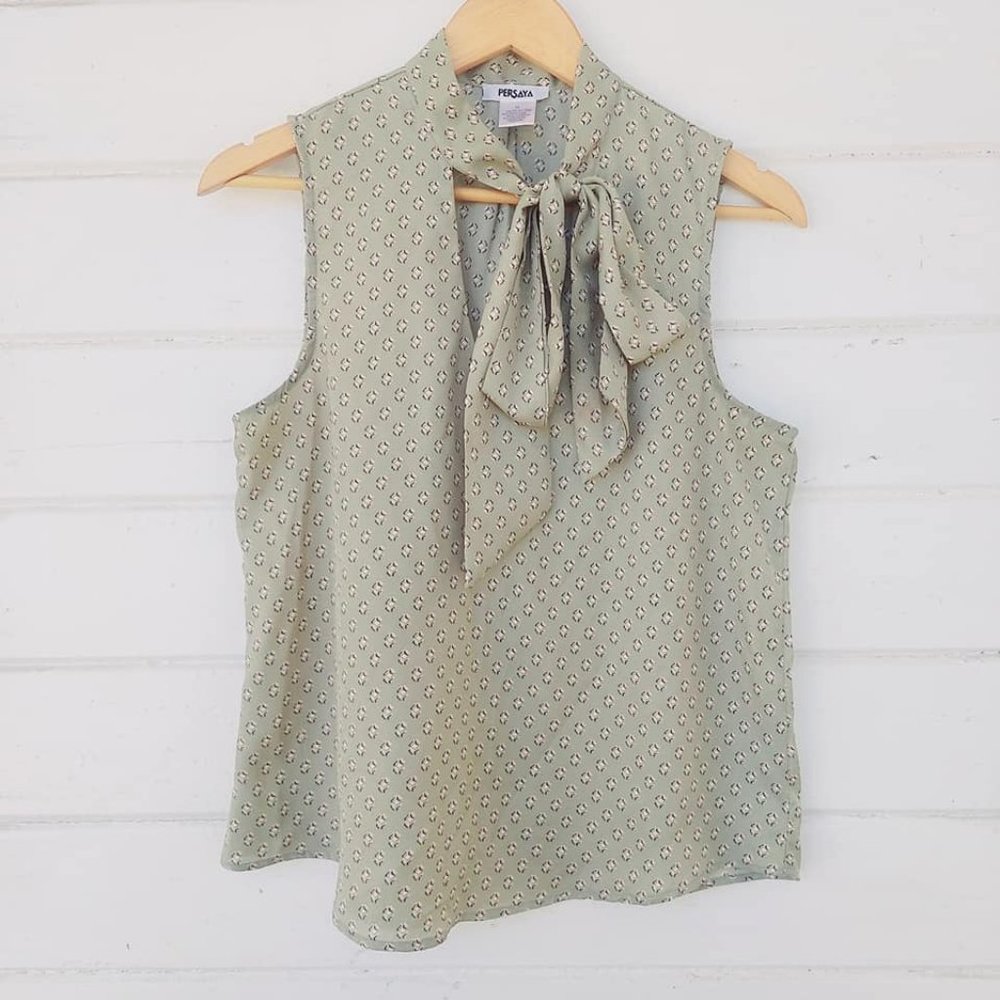 Light Green Sleeveless Blouse with Tie Front Neck Size Medium